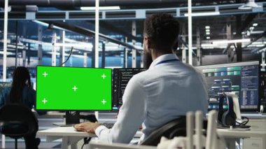 Yeşil ekran PC kullanarak düğüm ağacı programlama, kaynak tahsisi optimize etmek için veri merkezi yönetimi. Sunucu odasındaki adam yapay zeka öngörü sistemleri kullanıyor, kamera A