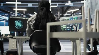 Sunucu çiftliği bilişim uzmanı, bilgisayar kullanarak yapay zeka teknolojisi uygulayarak sistemi en aza indiriyor. Yapay zeka çözümleri geliştirmek ve yerleştirmek için bilgisayar kullanan mühendis ekipmanları optimize ediyor, kamera A