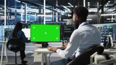 Sistem kapatma süresini en aza indirmek için izole ekran PC üzerinde yapay zeka ağacı yazılımı kullanan veri merkezi yönetimi. Sunucu merkezi çalışanı krom anahtar bilgisayarda yapay zeka görsel programlama aracı kullanır, kamera A