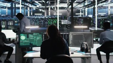 Sunucu merkezi mühendislik ekibi gizli bilgileri hedef alan siber saldırıyı durdurmak için acele ediyor. Veri Merkezi meslektaşları, güvenlik ihlali sırasında birlikte çalışarak virüs ve koruma sistemlerini, kamera A 'yı,