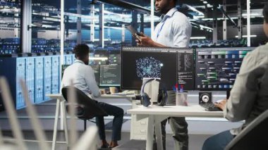 Veri merkezi teknisyeni tablet kullanarak düğüm ağacı programlama ve kaynak tahsisini optimize ediyor. Sunucu odası bilişim uzmanı bakım planlama için öngörücü yapay zeka görselleştirme sistemleri kullanıyor, kamera A