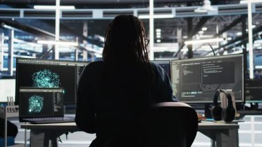 Veri merkezi sistem yöneticisi verileri analiz etmek için düğüm ağacı yazılımı kullanıyor. Altyapı performansını geliştirmek için görsel programlama araçları kullanan sunucu odası bilişim uzmanı, kamera A