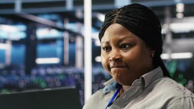 Sinirli veri merkezi yöneticisi düğüm ağacı programlamada sorun yaşıyor. Sunucu odasındaki sinirli kadın öngörü yapay zeka görüntüleme sistemini kullanırken arıza çıkarıyor, B kamerası kapatıyor.