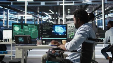 Sunucu merkezinde belden aşağısı felçli bir adam bilgisayar korsanlarının hassas bilgileri çalmasını engellemeye çalışıyor. Güvenlik ihlali sırasında tekerlekli sandalyedeki virüsle mücadele uzmanı kamera A