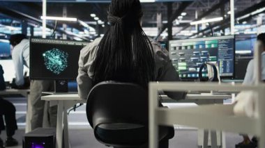 Veri merkezi programcısı altyapıyı yapılandırmak için yapay zeka derin öğrenme modelleri kullanıyor. IT çalışanı sunucu odasında yapay zeka programlama dili üzerinde çalışıyor. Sistem optimizasyonu, kamera A