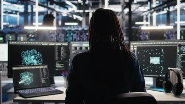 Sunucu tarım yazılım geliştiricisi yapay zeka oluşturulmuş veri analizi grafiklerini yorumluyor. Yapay zeka programı kullanan veri merkezi uzmanı öngörü sistemi ölçümlerini, kamera A 'yı gösteriyor.