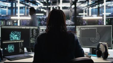 Veri merkezi sistem yöneticisi büyük veri tabanlarını analiz etmek için makine öğrenme algoritmaları kullanıyor. Bilgisayar üzerindeki yapay zeka ağlarını kullanarak veri kalıplarını tanıyan sunucu tarım işçisi, kamera A