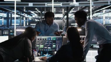 Veri merkezi çalışanları veri tabanlarını analiz etmek için düğüm ağacı yazılımını kullanarak beyin fırtınası yapıyorlar. Sunucu odası çalışma arkadaşları vites performansını arttırmak için görsel programlama araçları kullanıyorlar, kamera A