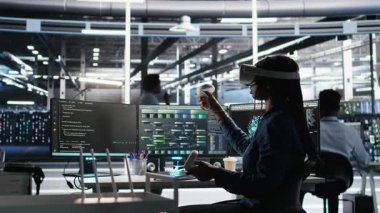 Veri merkezi teknisyeni sanal gerçeklik teknolojisi ve düğüm ağacı yazılımını kullanarak veri tabanlarını analiz ediyor. Vites performansını arttırmak için görsel programlama araçları ve VR ekipmanları kullanan sunucu odası uzmanı, kamera A