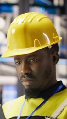 Dikey video endüstrisi 4.0 fabrika mühendisi bakım prosedürlerini takip ediyor. Akıllı fabrika çalışanı dizüstü bilgisayardaki verileri analiz ederek üretim hatlarını ve robotik silah arızalarını öngörüyor.