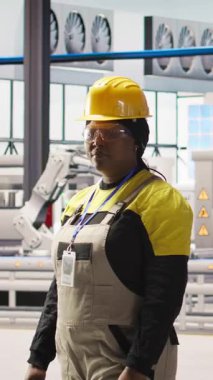 Dikey video kadın, yenilenebilir enerji üreten 4.0 güneş paneli fabrikasında rutin teftişler yapıyor. Fotovoltaik mühendisi akıllı fabrika test ekipmanları ve sistem ölçümleri