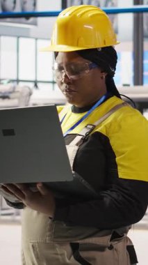 Dikey video güneş panelleri fabrika mühendisi IoT sensörlerinden elde edilen verileri inceliyor. Fotovoltaik durgunluğu azaltmak için sistem kontrolü yapan işçiler