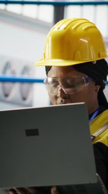 Dikey video teknisyeni güneş panelleri üretim hattını inceliyor, ekipman performansını analiz ediyor, otomatikman çevre dostu fabrikada fotovoltaik montaj sistemleri sürdürüyor, kamera B