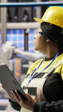 Vertical Video Expert, yenilenebilir enerji üreten 4.0 sanayiindeki rutin denetimleri gerçekleştirmek için tablet kullanıyor. Photovoltaics akıllı fabrika çalışanı cihaz, kamera B kullanarak test ekipmanları