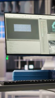 Sektör 4.0 'daki dikey video monitörü gelişmiş sensörlerle donatılmış akıllı sanayi tesisi üretim ekipmanları performansını kontrol etmek için kullanılıyor. Akıllı fabrikada kullanılan ekran üzerindeki robot yazılımı