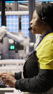 Akıllı fabrikadaki dikey video çağrı merkezi ajanı bakım sorgularına uzaktan yardım etmek için kulaklık kullanıyor, otomatik güneş paneli montaj işlemlerini izliyor, teknik yönlendirme sağlıyor, kamera A