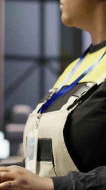 Fotovoltaik fabrikasında sistem performans ölçümlerine bakmak için bilgisayar ekranını kullanan dikey video mühendisi. IoT aracılığıyla enerji üretimini izlemek için bilgisayar ekranı kullanan 4.0 sanayii işçisi