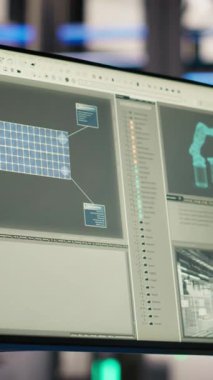 Akıllı fotovoltaik fabrikasında işlemleri optimize etmek için performans verilerini analiz eden dikey video monitörü. Endüstri 4.0 güneş panellerinde, ekipman için önleyici bakım yapan tesis görüntüsü