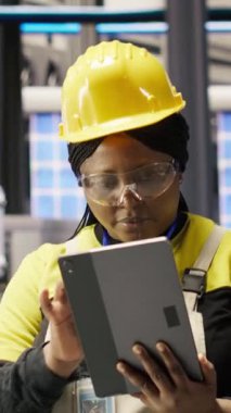 Dikey video endüstrisi 4.0 fabrika mühendisi hasarı onarmak için yapılan bakım prosedürlerini takip ediyor. Akıllı fabrika uzmanı dizüstü bilgisayardaki verileri analiz ederek taşıma bantları ve robotik silah arızalarını öngörüyor.