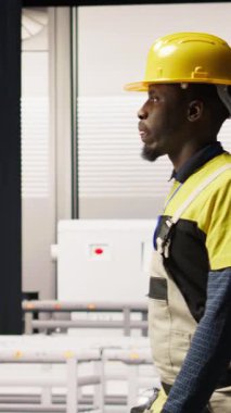 Sektör 4.0 fabrikasında yürüyen dikey video adam, yapılması gereken değişiklikleri not alıyor, teknik destek sağlıyor. Akıllı fabrika işçisi IoT sensörleri ekleyerek enerji tüketimini izliyor, kamera A