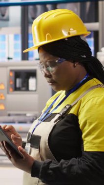 Vertical Video Expert, yenilenebilir enerji üreten 4.0 sanayiindeki rutin denetimleri gerçekleştirmek için tablet kullanıyor. Fotovoltaik akıllı fabrika çalışanı cihaz kullanarak test ekipmanı, kamera A