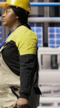 Dikey video akıllı fabrika tamircisi otomatik iş akış kontrol sistemleri kuruyor, işlemleri bilgisayara aktarıyor. Sektör 4.0 'da yürüyen tamirci alet çantasıyla sensörleri entegre ediyor.