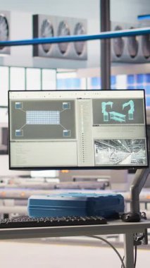 Sektör 4.0 güneş panelinde dikey video görüntüsü IoT sensörleri aracılığıyla enerji üretimini ve verimliliğini takip ediyor. Sistem performans ölçümlerini gösteren akıllı fotovoltaik fabrikasındaki monitör