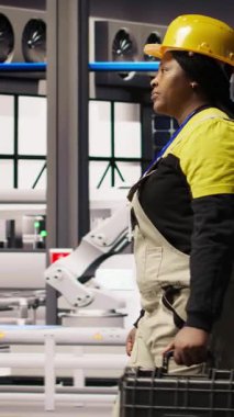Dikey video akıllı fabrika tamircisi otomatik iş akış kontrol sistemleri kuruyor, işlemleri bilgisayara aktarıyor. Sektör 4.0 'da yürüyen tamirci alet çantasıyla sensörleri entegre ediyor.