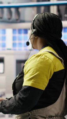 Dikey video teknisyeni akıllı fabrika üretim hatlarını uzaktan denetliyor, bakım çabalarını koordine ediyor, otomatik üretim ekipmanlarının sorunsuz çalışmasını sağlıyor, kamera B