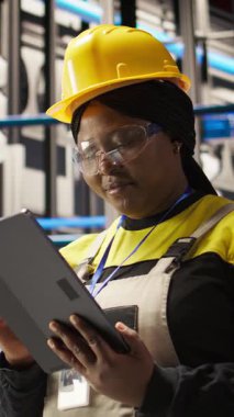 Akıllı fabrikada çalışan dikey video uzmanı robot üretim hatlarını denetliyor ve kalite kontrolü sağlıyor. Sanayi 4.0 bitki uzmanı otomatik taşıma sistemlerini not defteri kullanarak izliyor