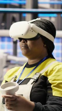 Dikey video Photovoltaics akıllı fabrika uzmanı otomasyon sistemlerini çalıştırmak için VR teknolojisini kullanıyor. Güneş panelleri sektörü 4.0 bitki teknisyeni sanal gerçeklik teçhizatı kullanarak ekipmanları değerlendirdi, kamera B