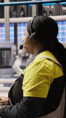 Dikey video teknisyeni akıllı fabrika üretim hatlarını uzaktan denetliyor, bakım çabalarını koordine ediyor, otomatik üretim ekipmanlarının sorunsuz çalışmasını sağlıyor, kamera A