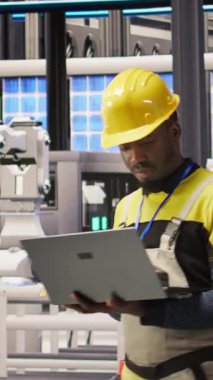 Akıllı fabrikada dikey video mühendisi yenilenebilir enerji çözümleri uyguluyor güneş teknolojisini otomatik montaj sistemleriyle birleştirerek, üretim verimliliğini artırarak, kamera A