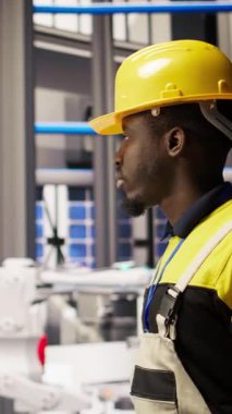 Dikey Videocu, alet kutusunu fabrikada yürütür, sistemleri inceler, makinelerin en uygun verimlilikte çalıştığından emin olur. Sanayi 4.0 fabrika tamircisi altyapıyı denetliyor,