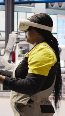 Dikey video Photovoltaics akıllı fabrika uzmanı VR teknolojisiyle hasarlı IOT sensörlerini tamir ediyor. Endüstrideki mekanik 4.0 güneş panelleri yenilikçi sanal gerçeklik teknolojisi kullanarak tesis kuruyor ve hataları buluyor.