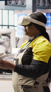 Dikey video Photovoltaics akıllı fabrika uzmanı otomasyon sistemlerini çalıştırmak için VR teknolojisini kullanıyor. Güneş panelleri sektörü 4.0 bitki teknisyeni sanal gerçeklik teçhizatı kullanarak ekipmanları, kamera A 'yı değerlendirdi.