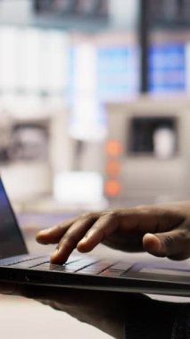 Dikey video endüstriyel fabrika mühendisi yenilenebilir enerji çözümleri uyguluyor, güneş teknolojisini otomatik montaj sistemlerine entegre ediyor. Akıllı fabrika çalışanı üretim verimliliğini artırıyor