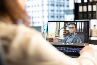 Başarılı kadın girişimci, sorun çözme, karar verme ve stratejik ticari hedeflere ulaşma konularında uzmanlarıyla işbirliği yapıyor. Kararlılık ve otorite.