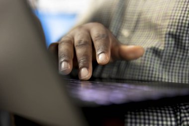 Yeni yönetici, iş ortaklarıyla güçlü ilişkiler kuruyor ve sürdürüyor, dizüstü bilgisayardaki ölçülere bakıyor. Şirket CEO 'sunun kapatılması hissedarlara defterde veri gösteriyor