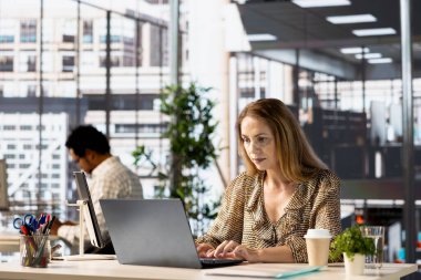 İş yerindeki iş kıyafetlerinde kendine güveni tam genel müdür, e-posta ile hokkabazlık, proje teslim tarihleri ve idari görevler ile ofiste yüksek üretkenlik seviyelerini korurken,.