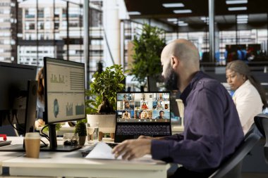 Ortadoğu çalışanı yönetim kurulu üyeleriyle bir video görüşmesine katılarak piyasadaki mevcut konum ve stratejik hedefler hakkında görüştü. Uzaktan bilgilendirme çevrimiçi toplantı.