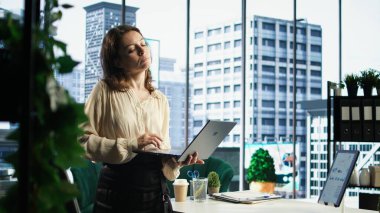 Başarılı kadın girişimci şirket faaliyetlerinin stratejik gözden geçirilmesini denetliyor, pazar eğilimlerini analiz ediyor ve yeni öncelikler belirliyor. Girişimciliğin amacına ulaşmasını sağlamak. Kamera A.