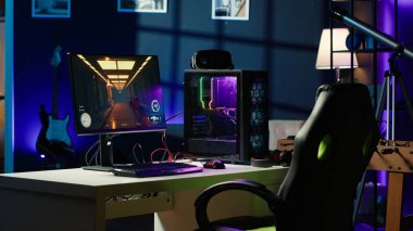 Profesyonel oyun stüdyosu, neon ışıkları ve RGB ışıklı güçlü bir bilgisayar, ekranda açık bırakılan ilk şahıs nişancı oyunu. FPS video oyunu gece geç saatlerde dairede bilgisayar ekranında