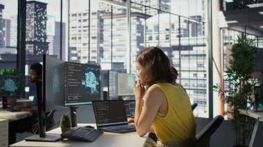 Ofisteki hacker şirket sırlarını çalmak için dizüstü bilgisayar kullanıyor, veri sızıntısı yapıyor, müdürden saklanıyor. Rakip firma tarafından casusluk, sunuculardan bilgi çıkarma, saklanmak için defter kapağı kapatma, kamera B