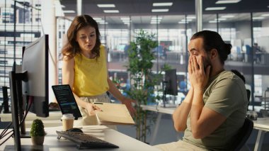 Yorgun müteahhit, AI makine öğrenme teknolojisini geliştirirken müdürün masasında uyuyakalmış. Denetmen yorgun uyuyan çalışanı uykusundan uyandırırken öngörü modelleri, kamera B