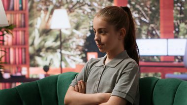 Terapide ergen bir kız davranışsal sorunları ve kişisel zorlukları tartışıyor. Davetsiz düşünceler ve genel duygusal refahı geliştirmek için psikologla danışmanlık seansı. Kamera A.