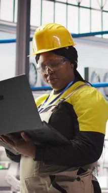 Dikey video teknisyeni güneş panelleri üretim hattını inceliyor, ekipman performansını analiz ediyor, otomatikman çevre dostu fabrikada fotovoltaik montaj sistemlerini sürdürüyor, kamera A