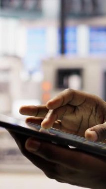 Akıllı fabrika uzmanlarının otomatik iş akışlarını ve kontrol sistemlerini uygulamak, işlemleri bilgisayara aktarmak için kullandığı tabletin dikey görüntüsü. Sanayi 4.0 fabrika işçisi üretimi otomatikleştirdi