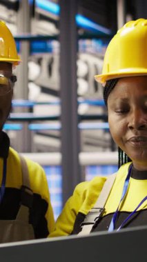 Dikey video güneş panelleri fabrika ekibi bakım prosedürlerini takip ederek dişlileri tamir etmek için birlikte çalışıyor. Fotovoltaik fabrikası çalışanları beyin fırtınası yapıyor, arızaları öngörmek için bilgisayardaki verileri analiz ediyor.