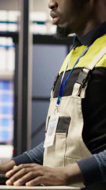 Dikey video güneş panelleri fabrika mühendisi PC 'yi sistemleri denetlemek için kullanır, makinelerin en uygun verimlilikte çalışmasını sağlar. Fotovoltaik fabrika işçisi devamlı devam etmek için bilgisayar yazılımı kullanıyor